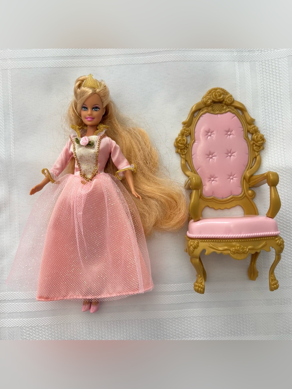 Barbie Princess and the Pauper Mini Kingdom Princess Anneliese and Throne 2005